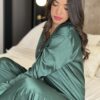 Pyjama boutonnée manche longue en satin " Vert à rayures   "