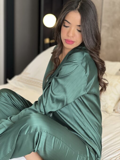 Pyjama boutonnée manche longue en satin " Vert à rayures   "