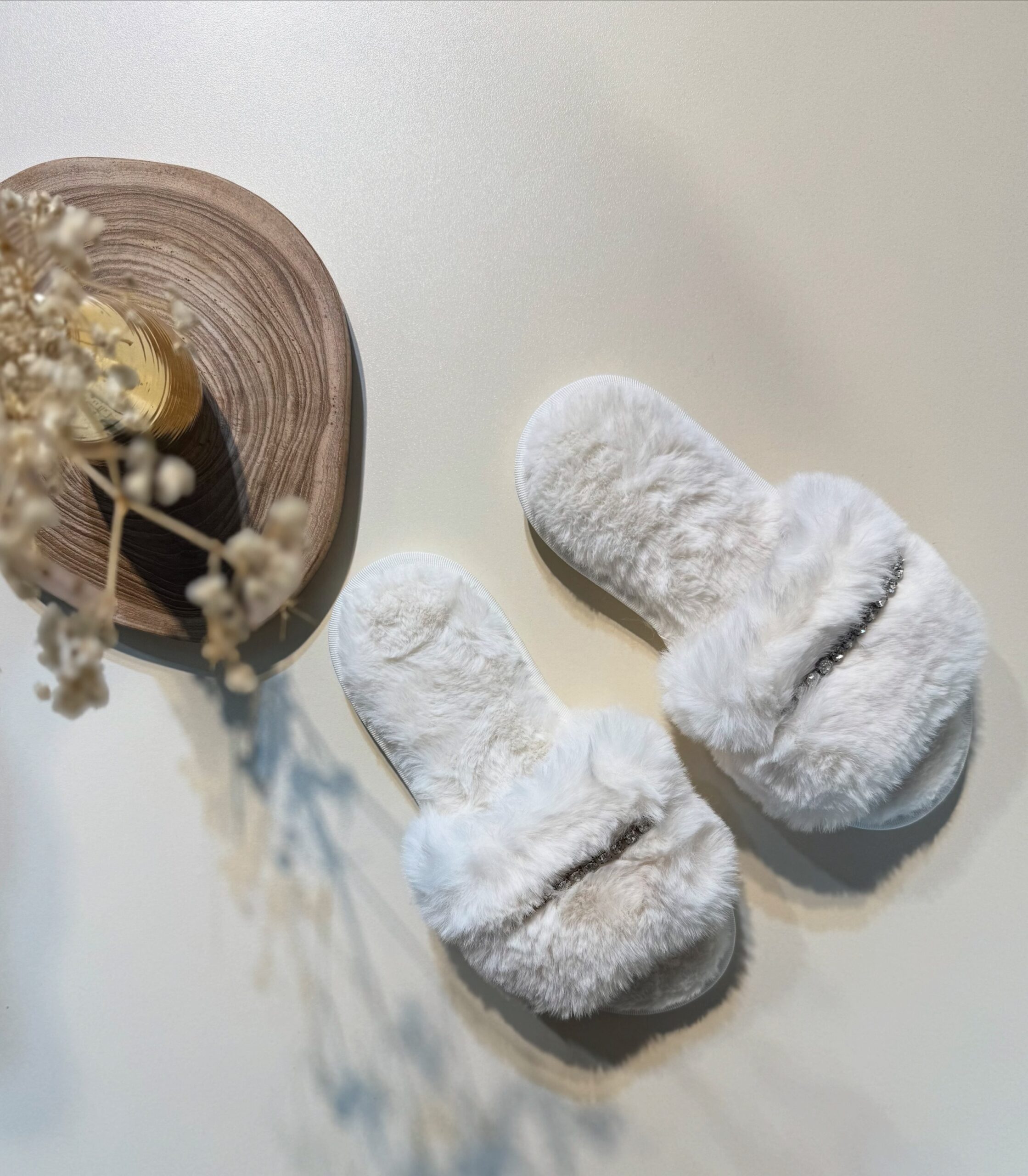 Pantoufle en fourrure strass " blanche " – Image 3