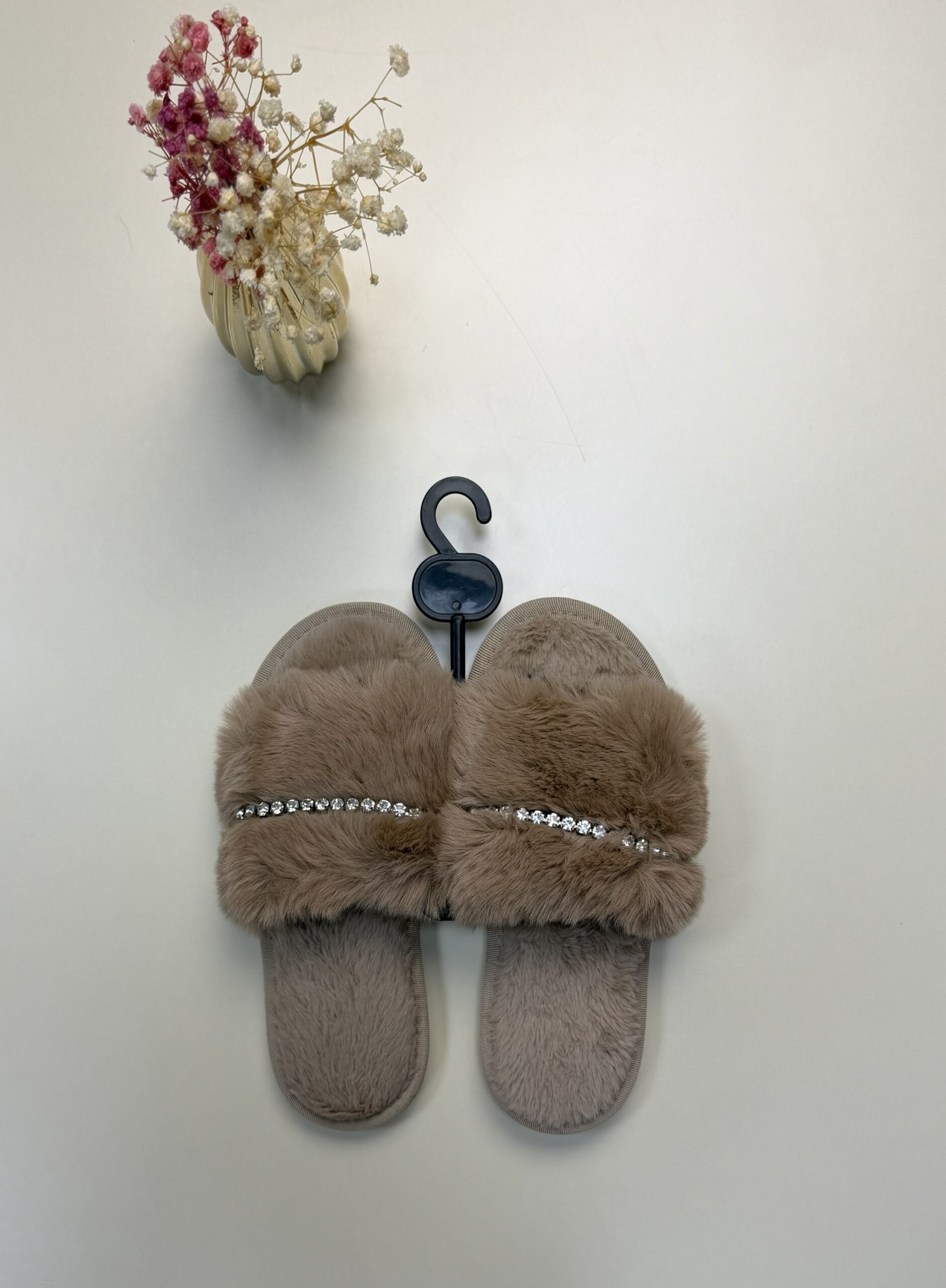 Pantoufle en fourrure strass " taupe " – Image 2