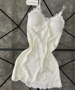 Nuisette en satin " blanc cassé"