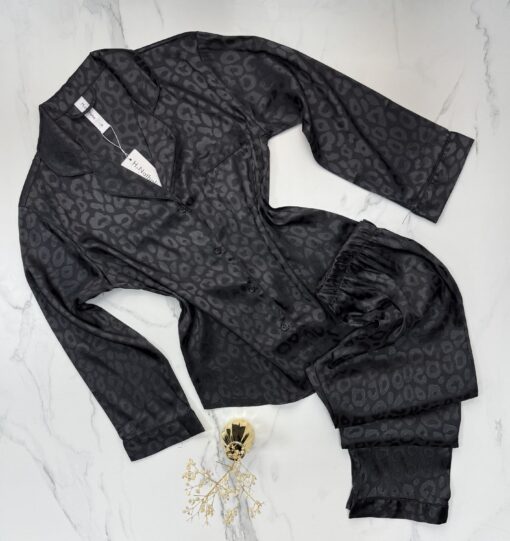 Pyjama boutonnée en satin " noir "