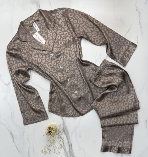 Pyjama boutonnée en satin " marron "