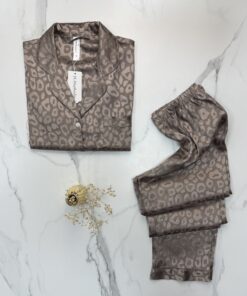 Alternative view of Pyjama boutonnée en satin " marron "