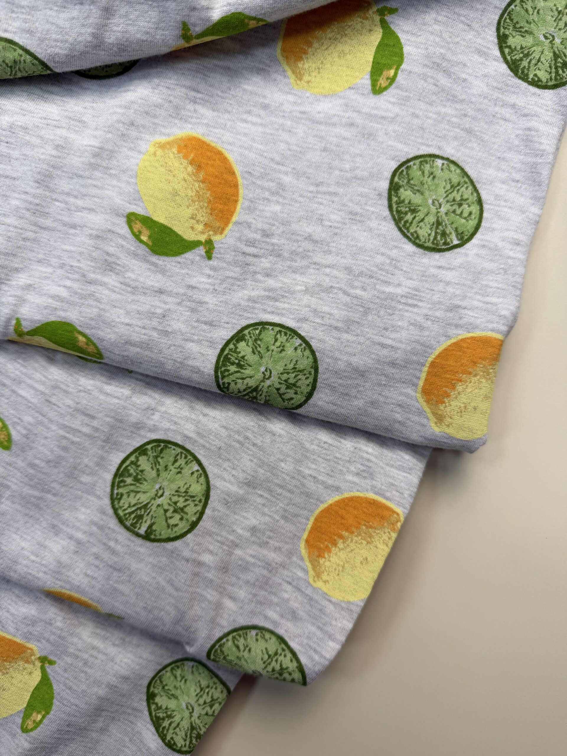 Pyjama Haut Demi Manche - Primark - ' Gris Au Fruits ' – Image 3