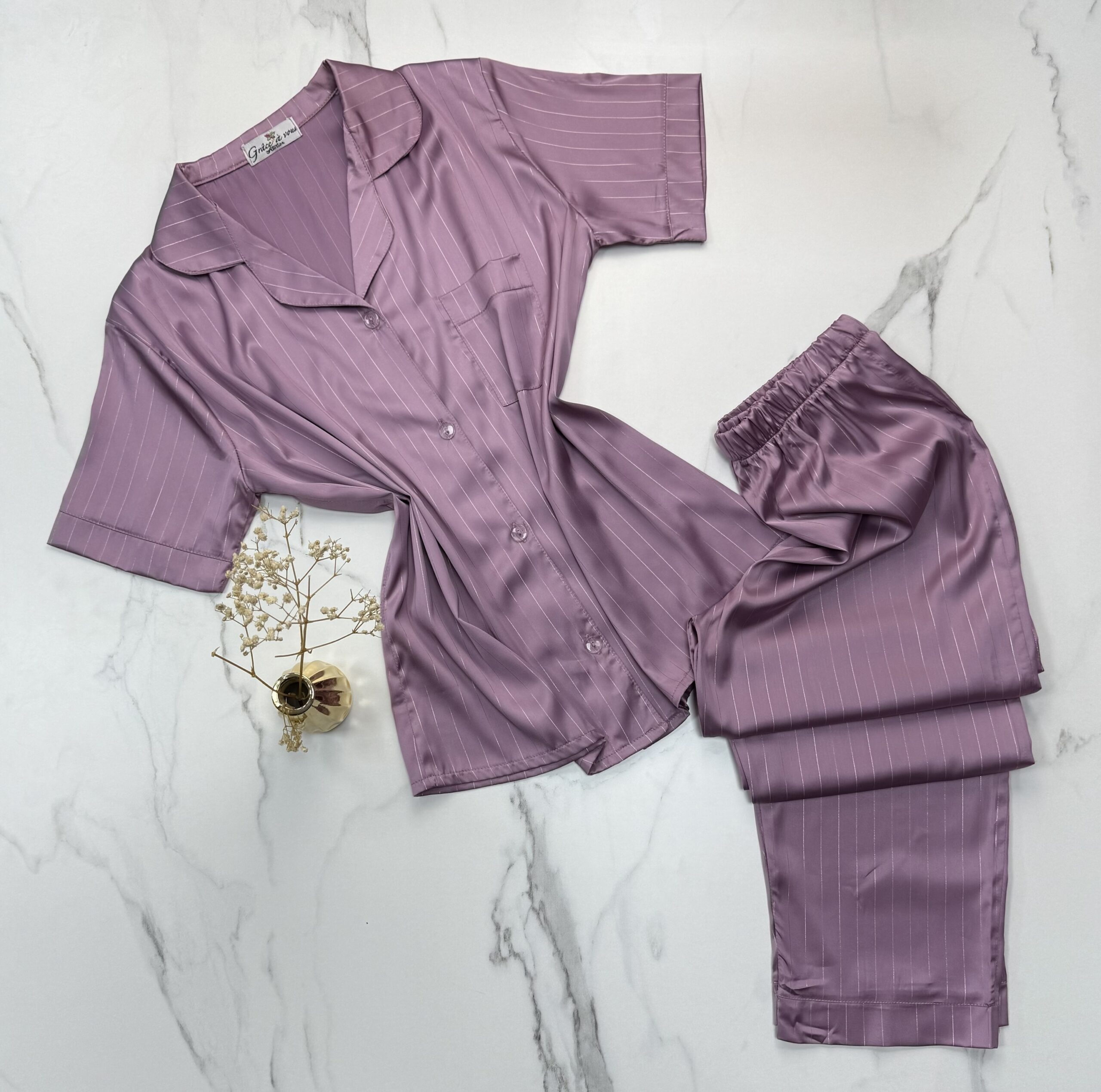 Pyjama Boutonnée  demi-manche en satin " Mauve " à rayures