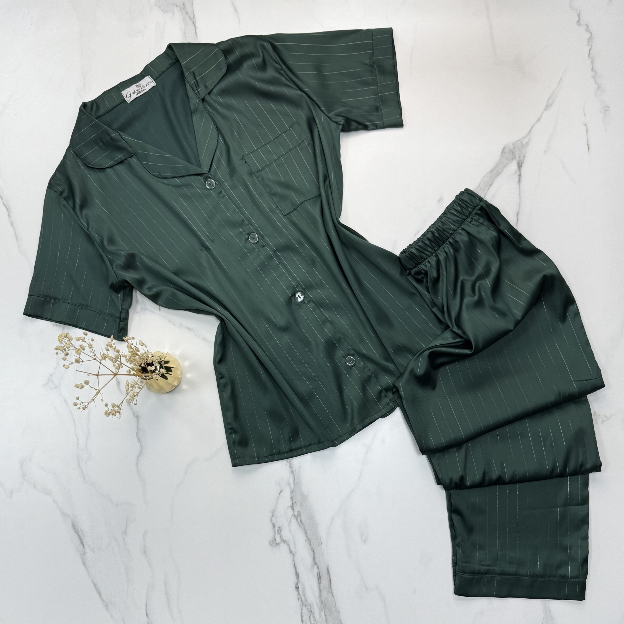 Pyjama Boutonnée  demi-manche en satin " Vert " à rayures