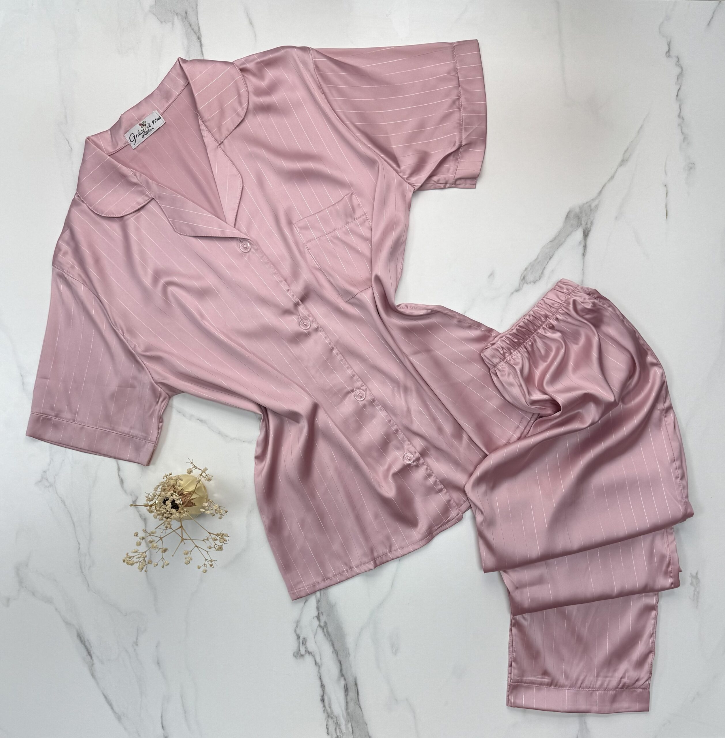 Pyjama Boutonnée  demi-manche en satin " Rose " à rayures