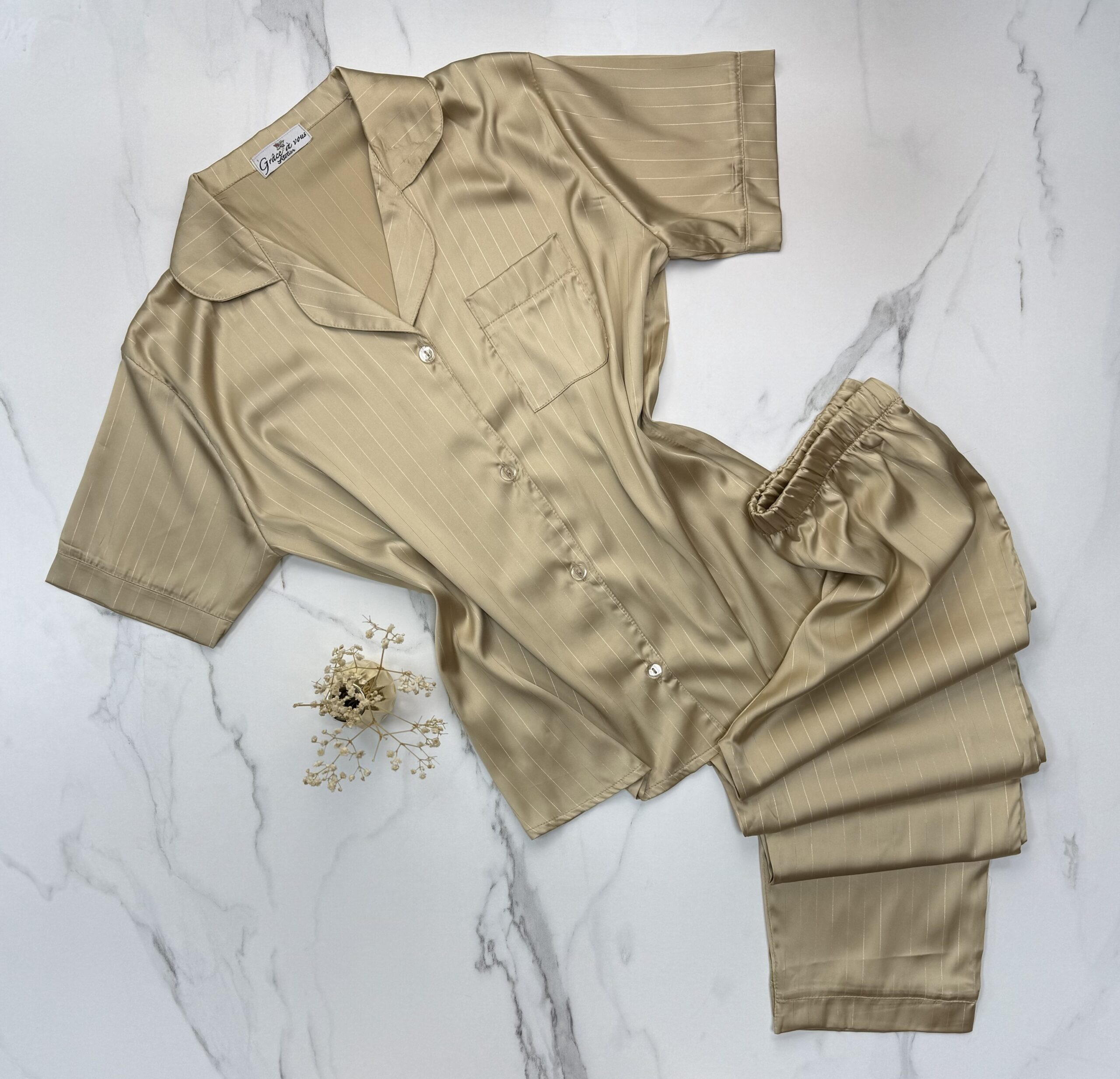 Pyjama Boutonnée demi-manche en satin " Champagne " à rayures