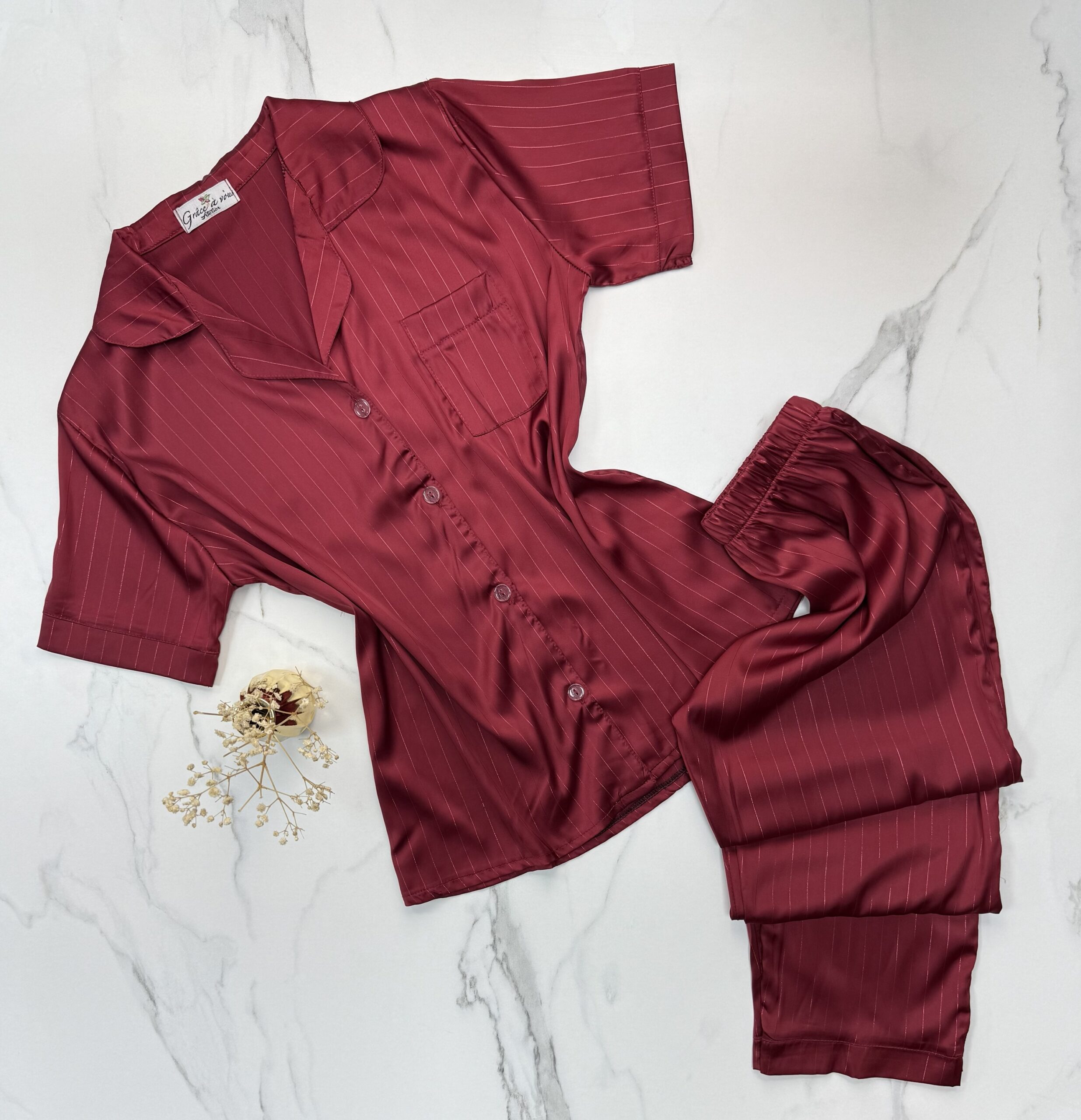 Pyjama Boutonné  demi-manche en satin " Bordeaux " à rayures