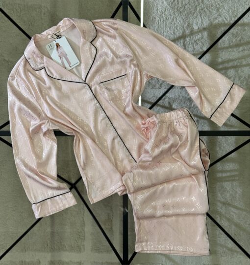 Pyjama boutonnée manche longue en satin " rose "
