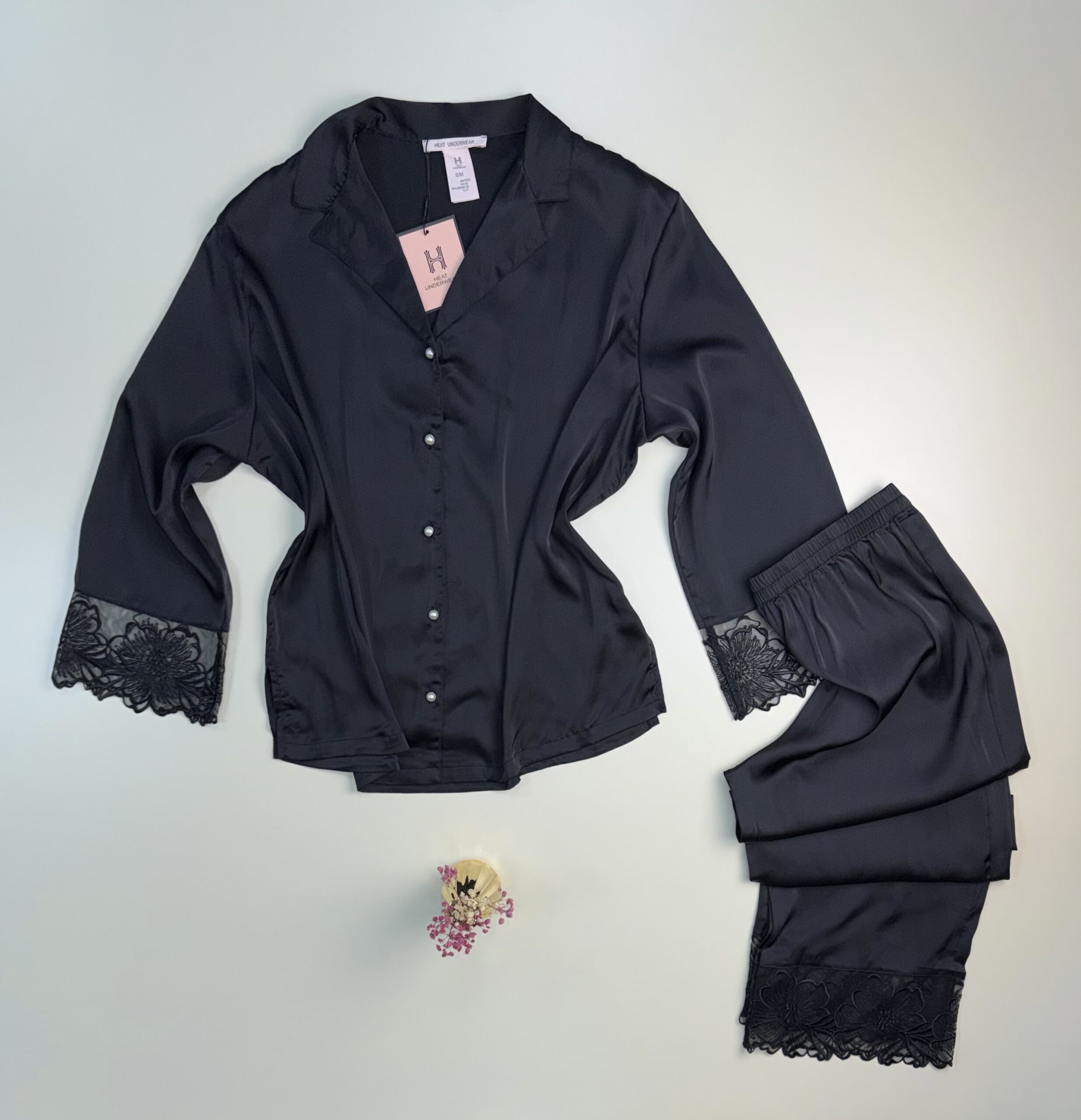 Pyjama boutonné en satin H " Noir " – Image 2