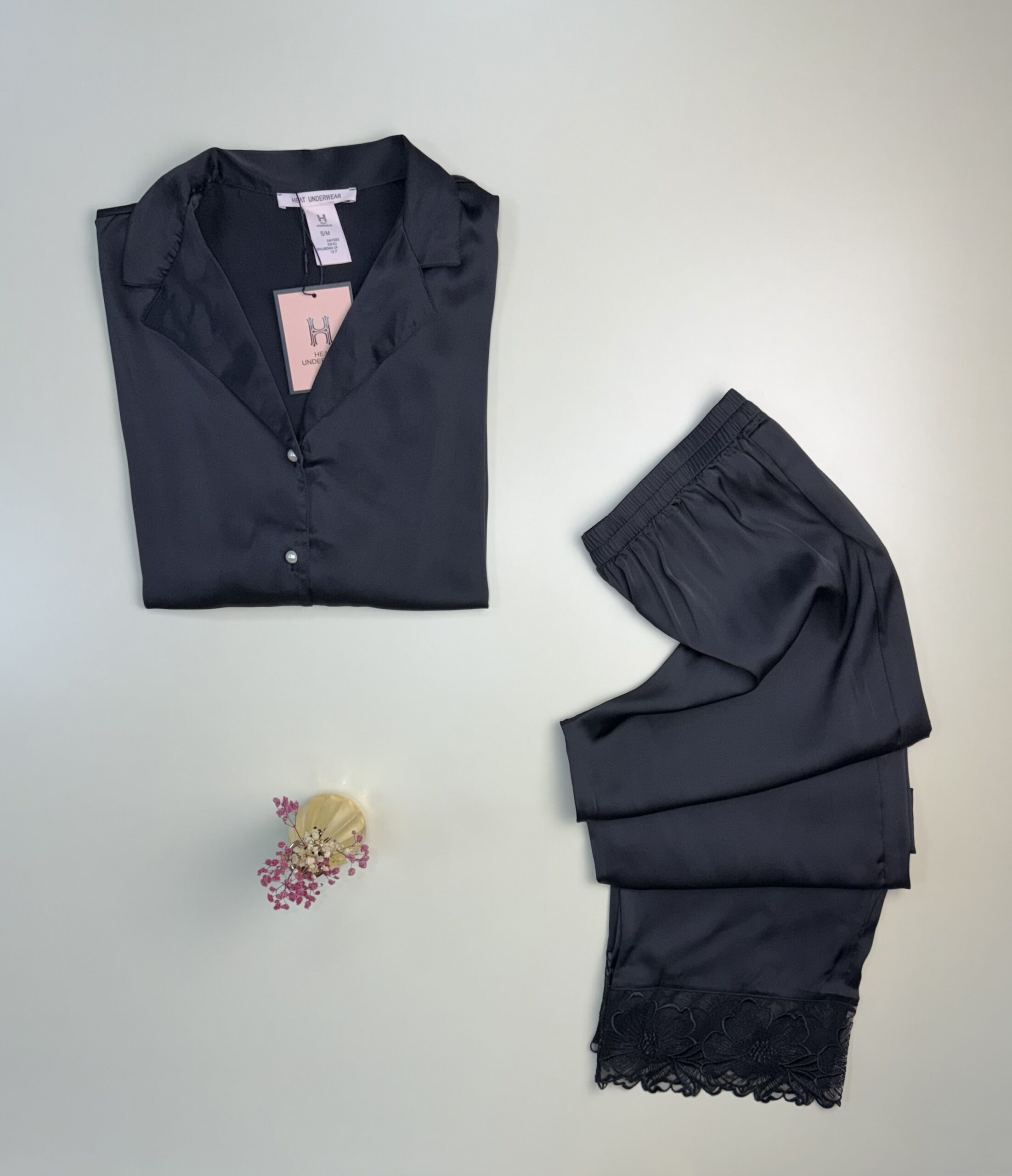 Pyjama boutonné en satin H " Noir " – Image 3