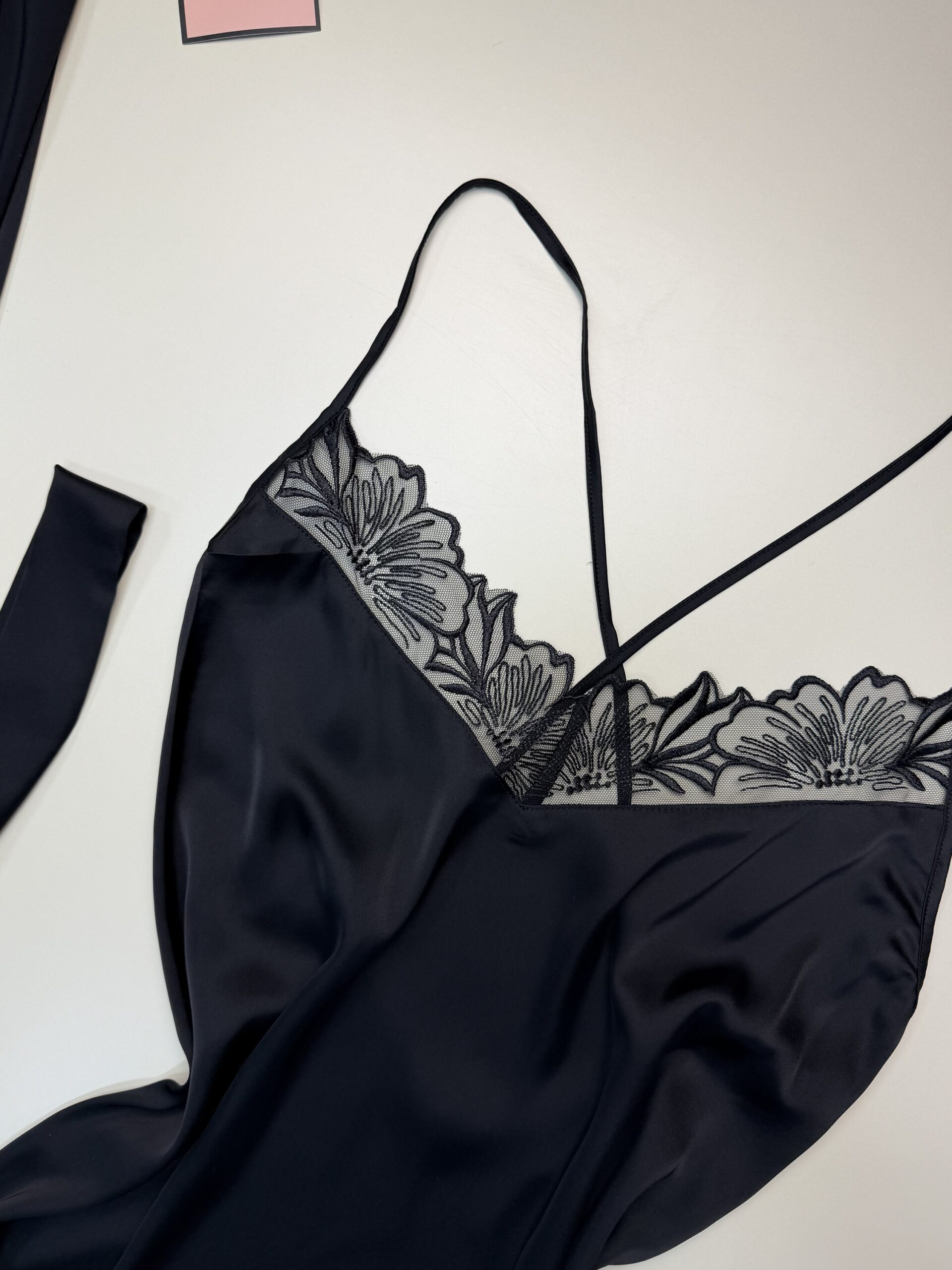 Ensemble nuisette peignoir en satin " Noir " – Image 3
