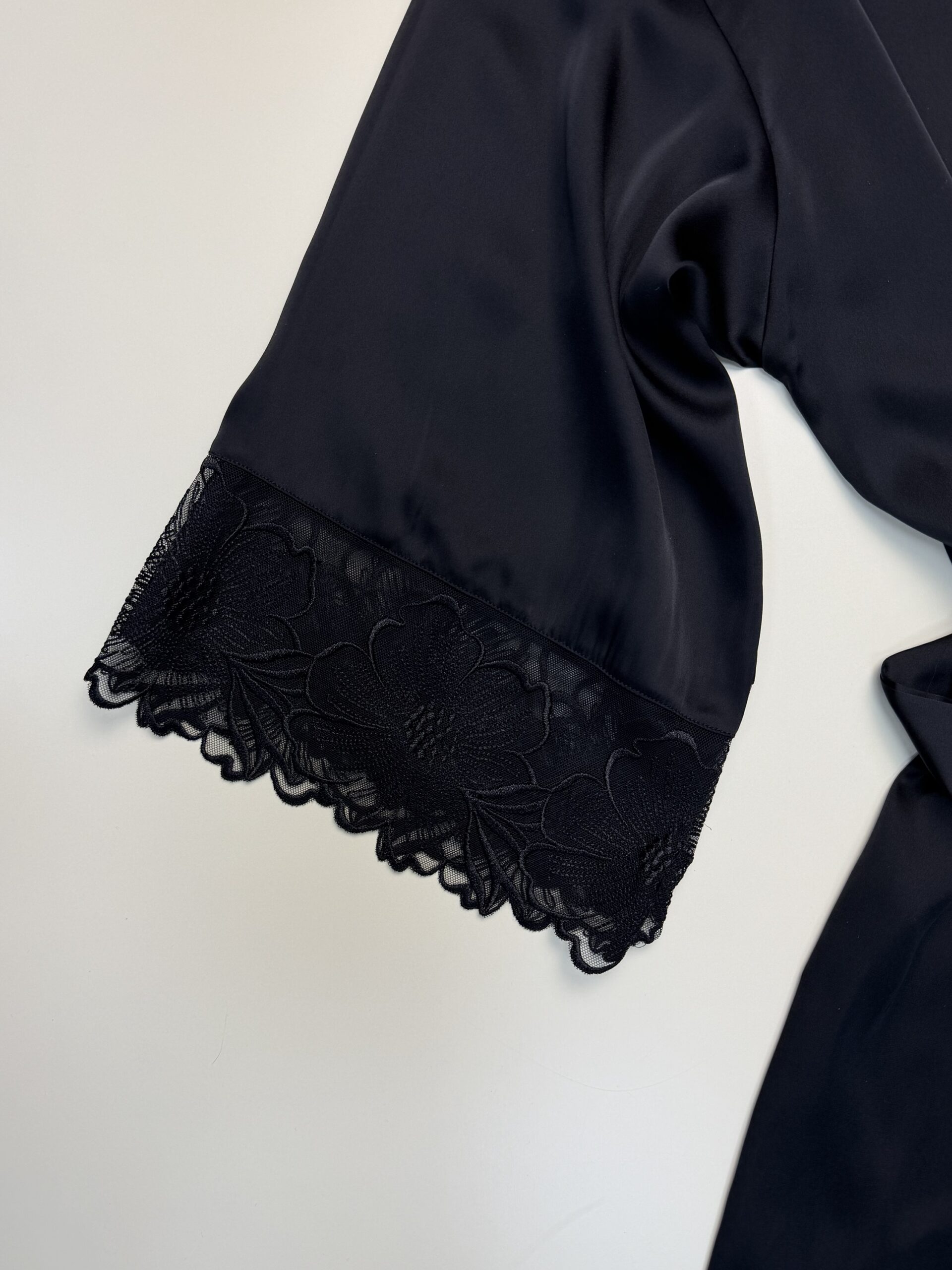 Ensemble nuisette peignoir en satin " Noir " – Image 4