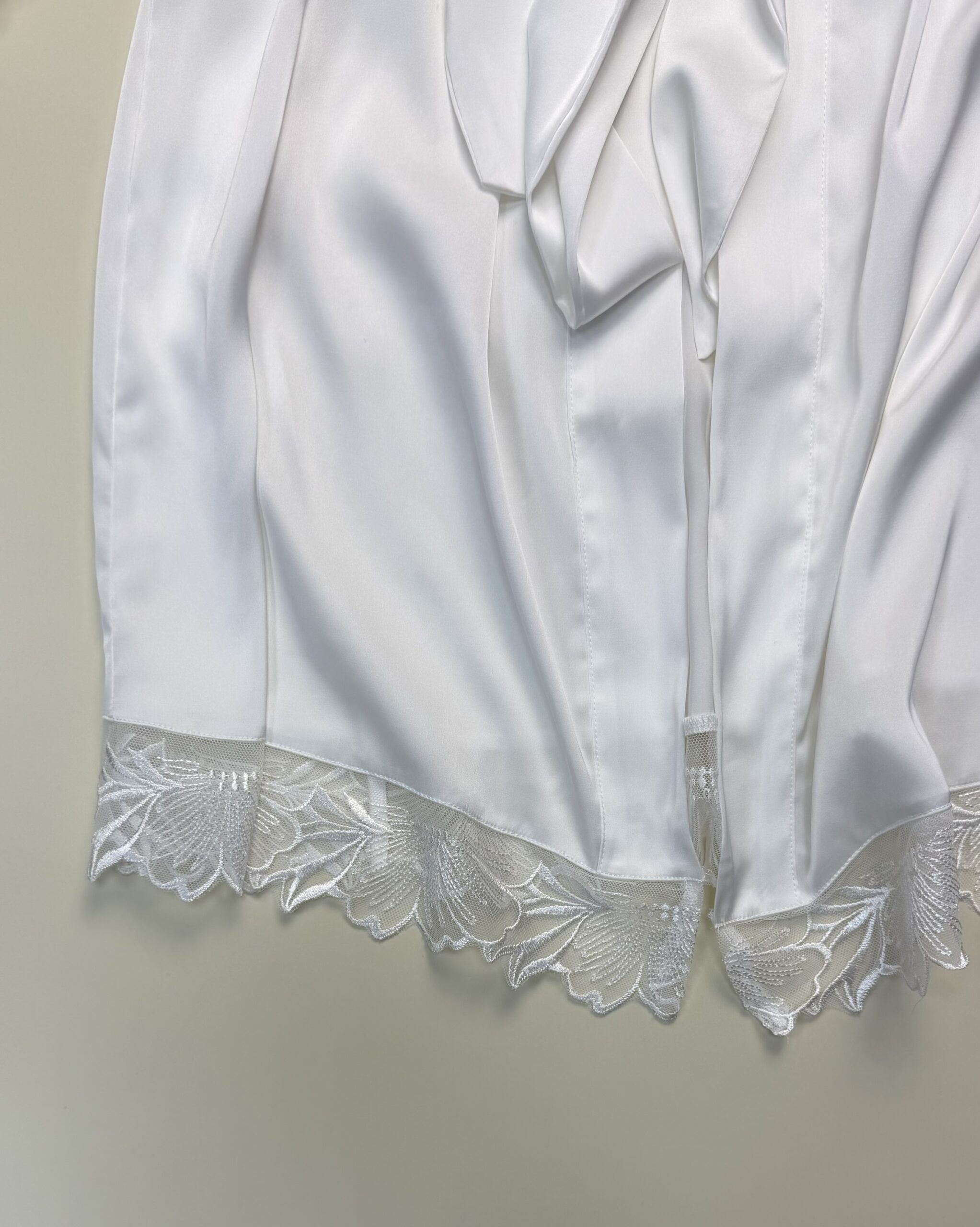 Ensemble nuisette peignoir en satin " Blanc " – Image 3