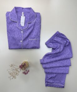 Alternative view of Pyjama boutonné en satin " Violet "