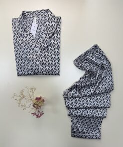 Alternative view of Pyjama boutonné en satin " Noir "