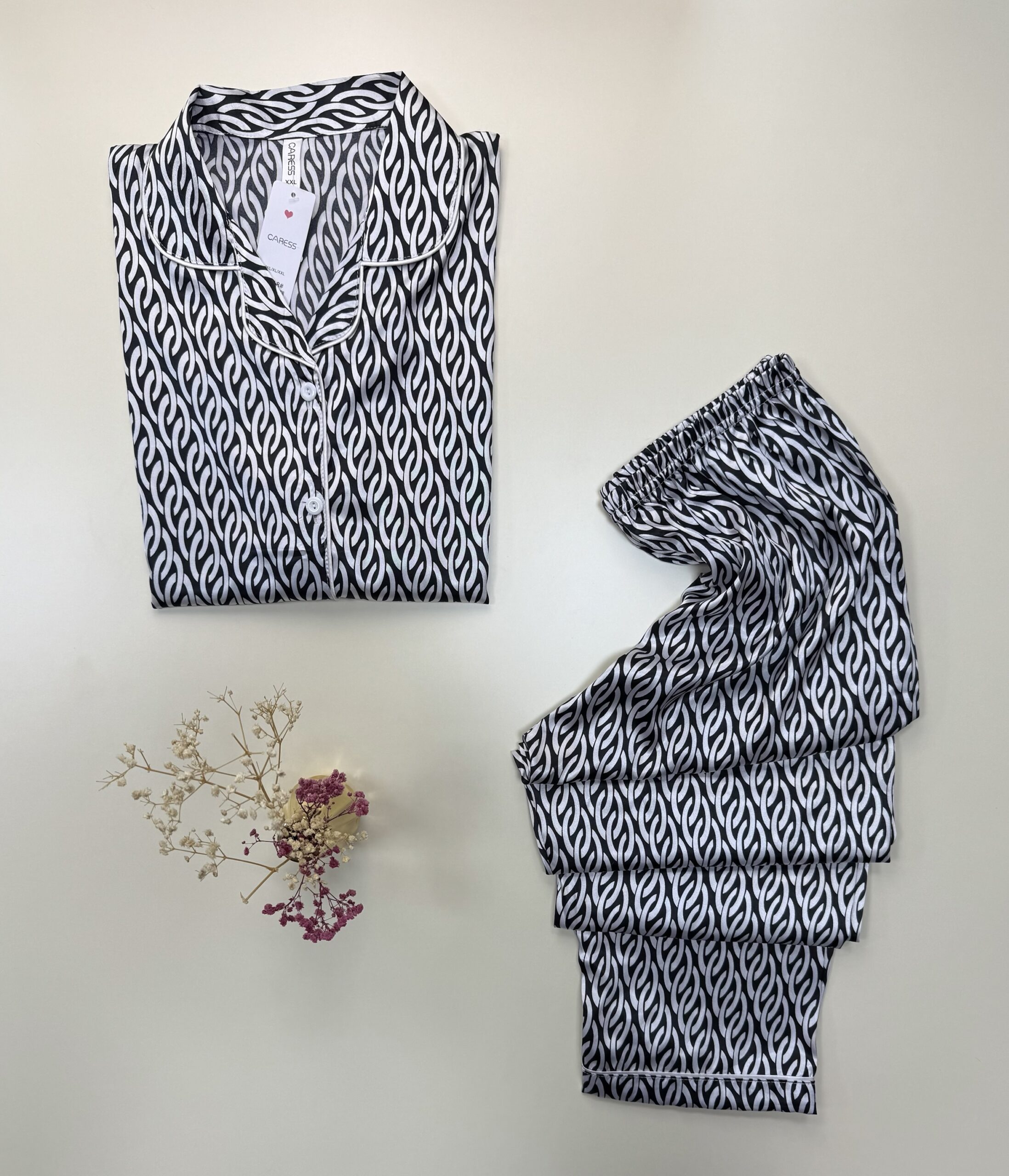 Pyjama boutonné en satin " Noir " – Image 2