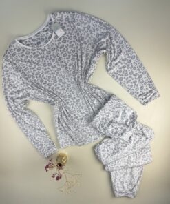 Pyjama primark en velours haut manche longue  " Gris léopard "