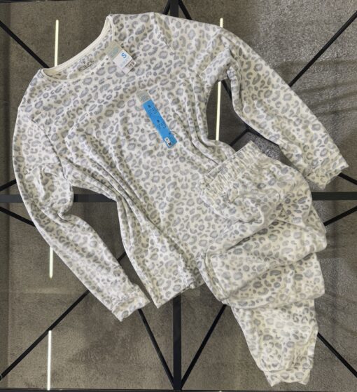 Pyjama primark en velours haut manche longue  " Gris léopard "