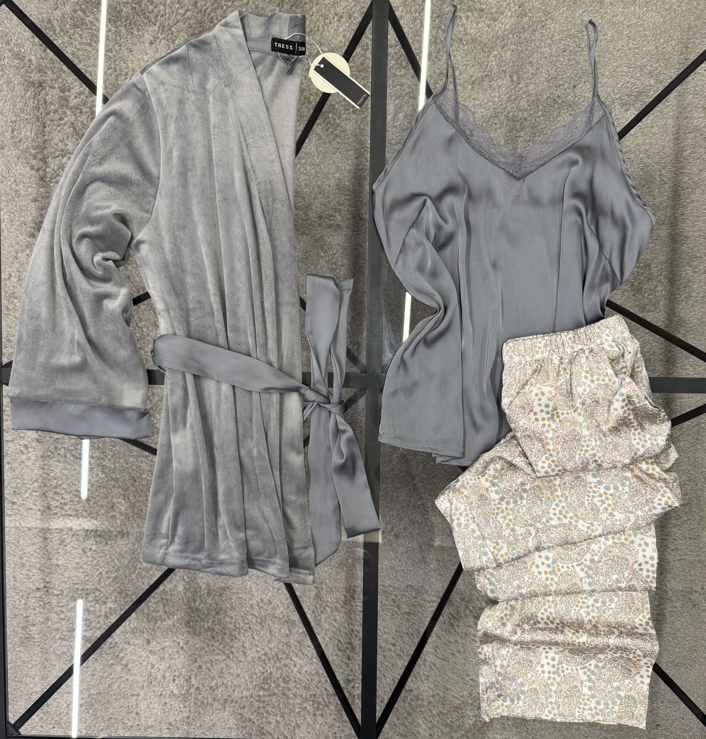 Pyjama 3 pcs en satin et kimono velours " Gris " – Image 5