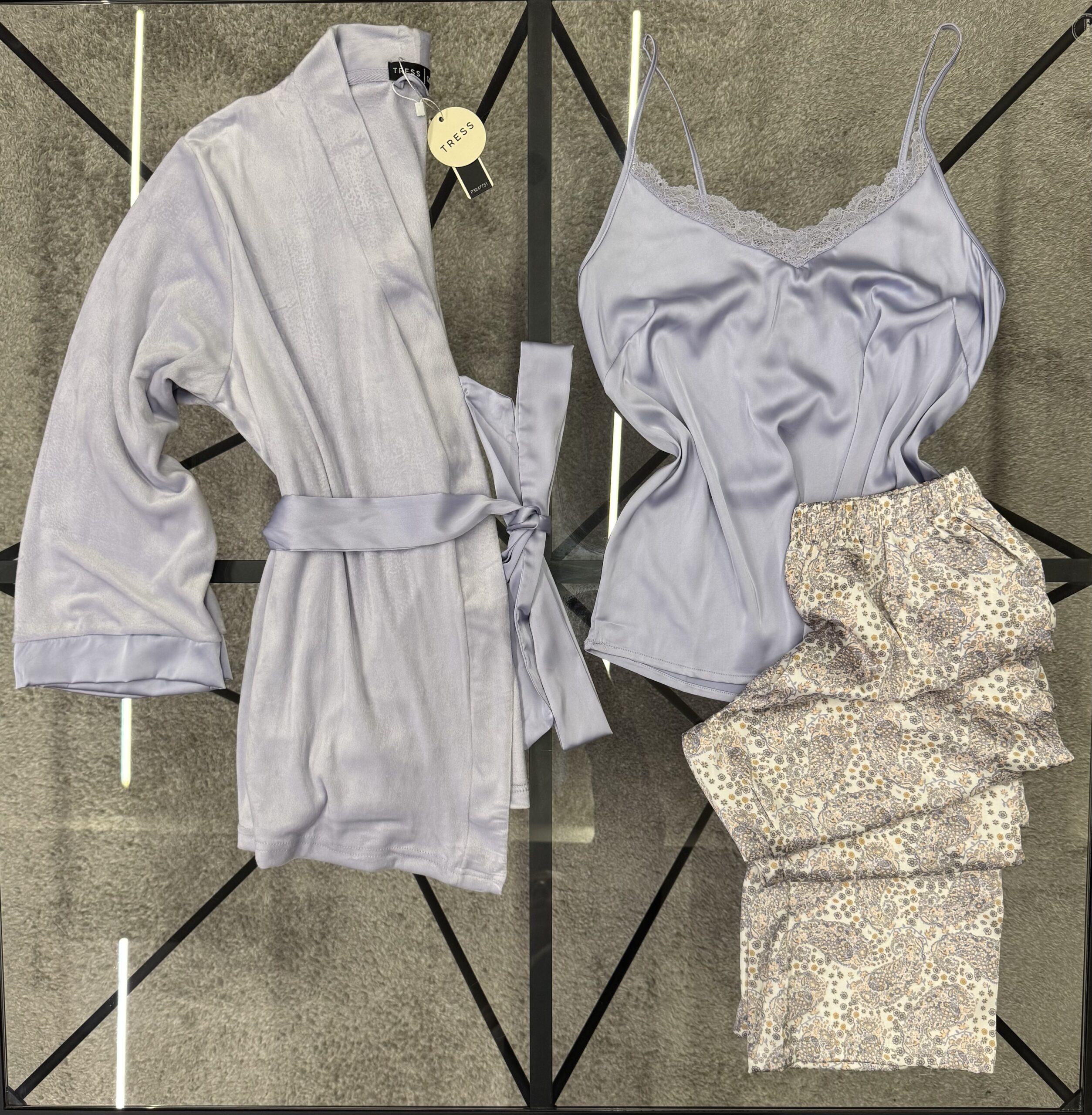 Pyjama 3 pcs en satin et kimono velours " Mauve " – Image 3