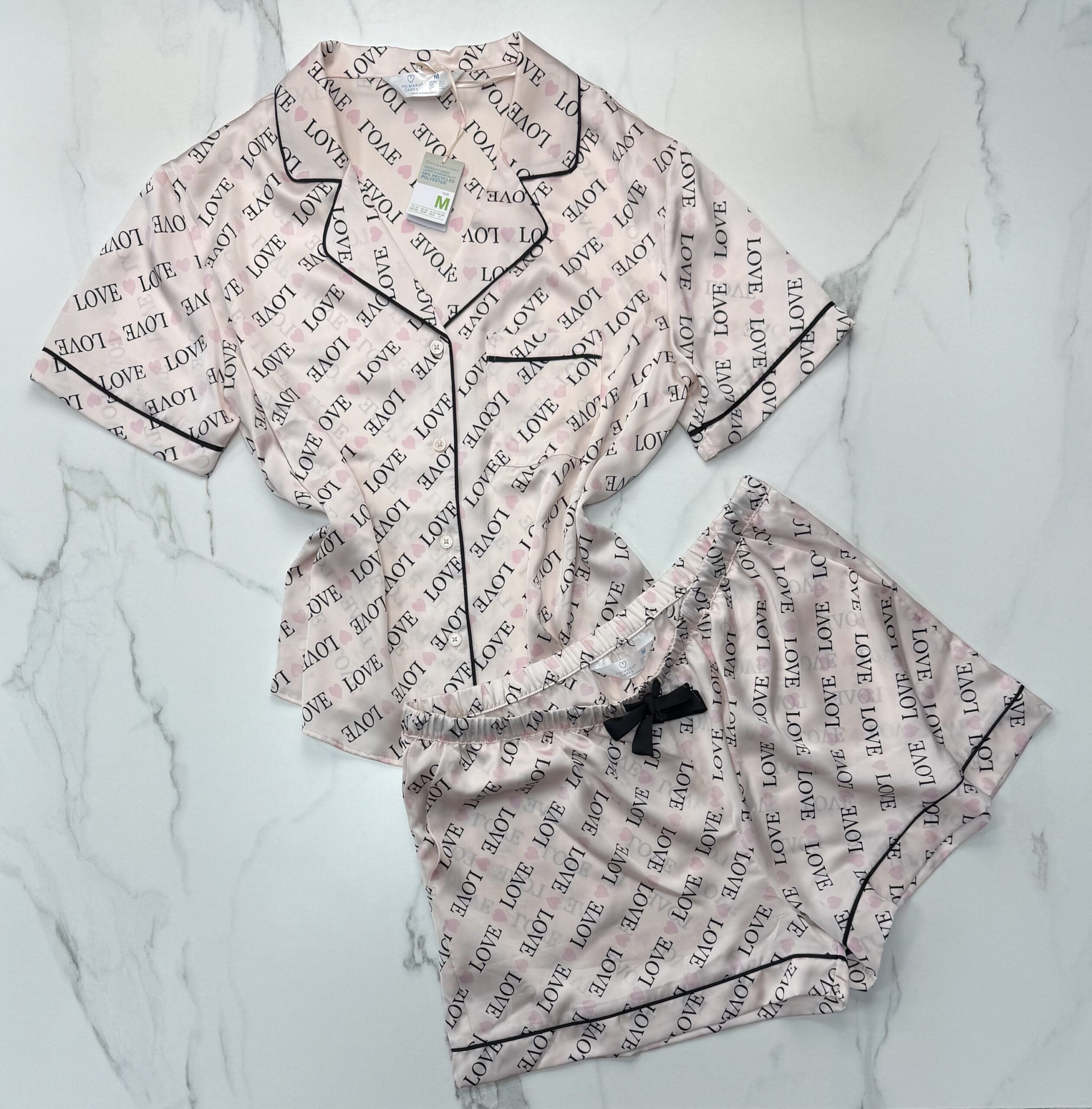 Pyjama haut demi manche boutonné+ short en satin primark " Love "