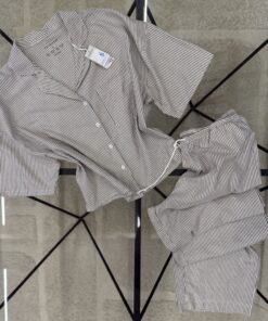 Pyjama boutonné haut demi manche pantalon " à rayures "