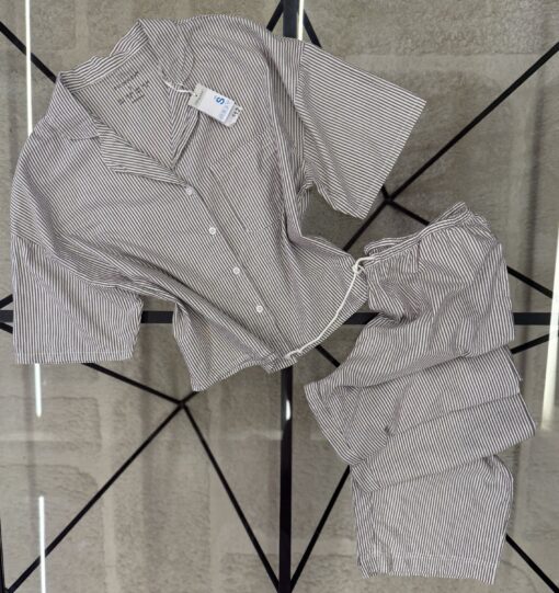 Pyjama boutonné haut demi manche pantalon " à rayures "