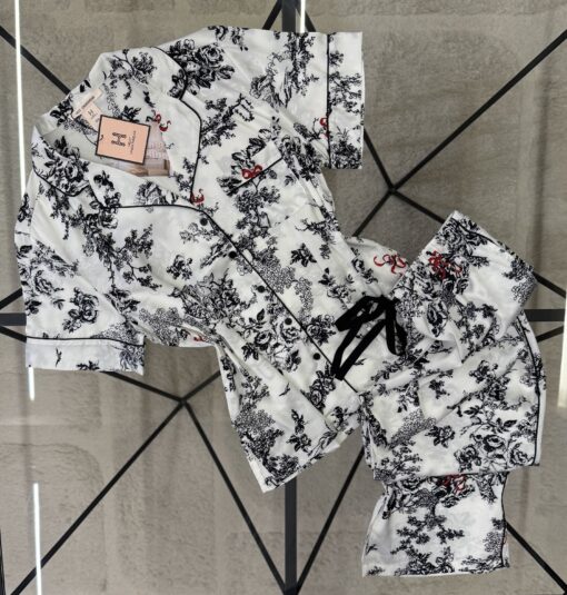 Pyjama boutonné en satin haut demi manche " blanc à fleurs "