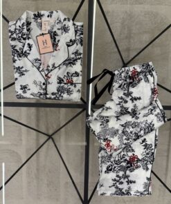 Alternative view of Pyjama boutonné en satin haut demi manche " blanc à fleurs "