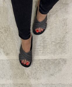 Alternative view of Mule " Brown "