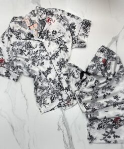 Pyjama boutonné en satin haut demi manche " blanc à fleurs "