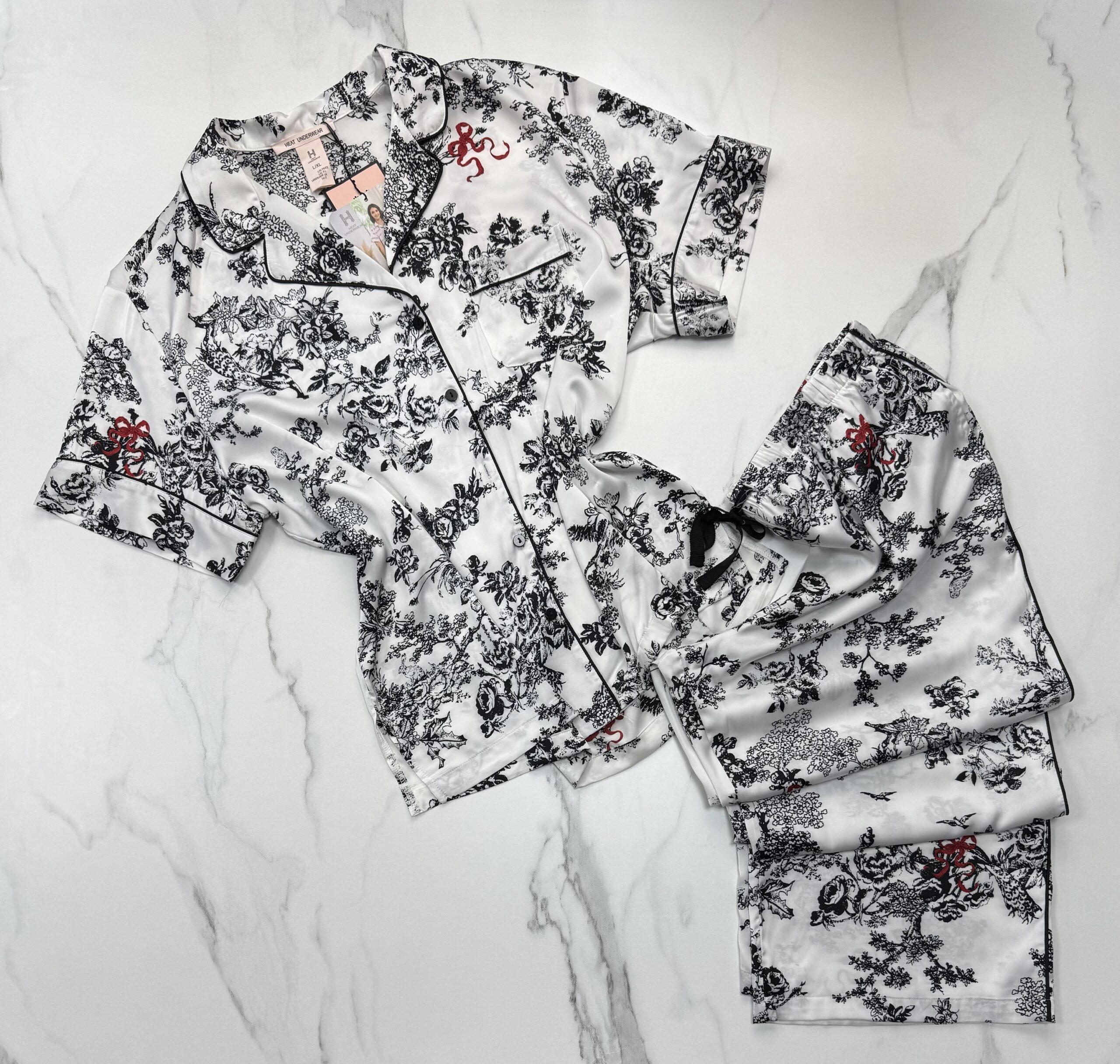 Pyjama boutonné en satin haut demi manche " blanc à fleurs "