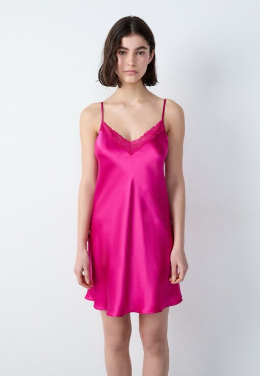 Milky - etam - fushia 
Nuisette en soie détails dentelle