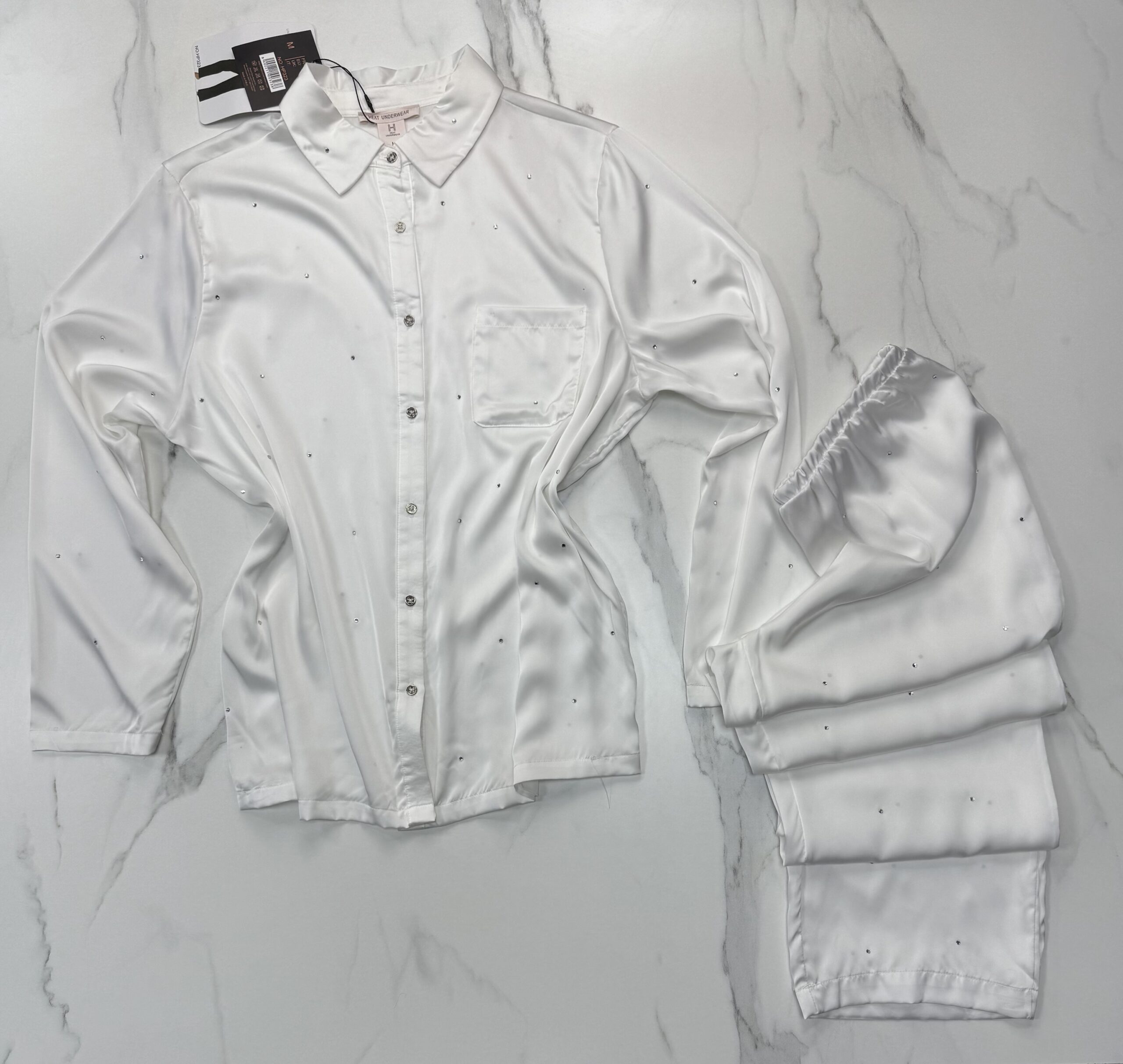 Pyjama Boutonnée en satin perlé " Blanc " – Image 2