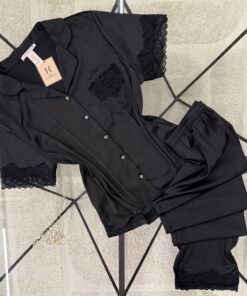 Pyjama boutonnée demi manche en satin "noir"