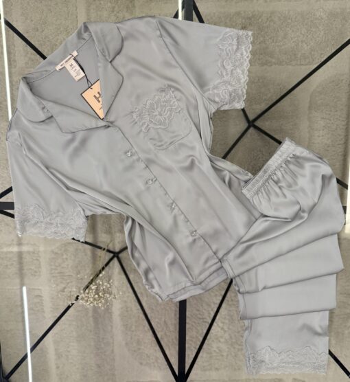 Pyjama boutonnée demi manche en satin "Gris"