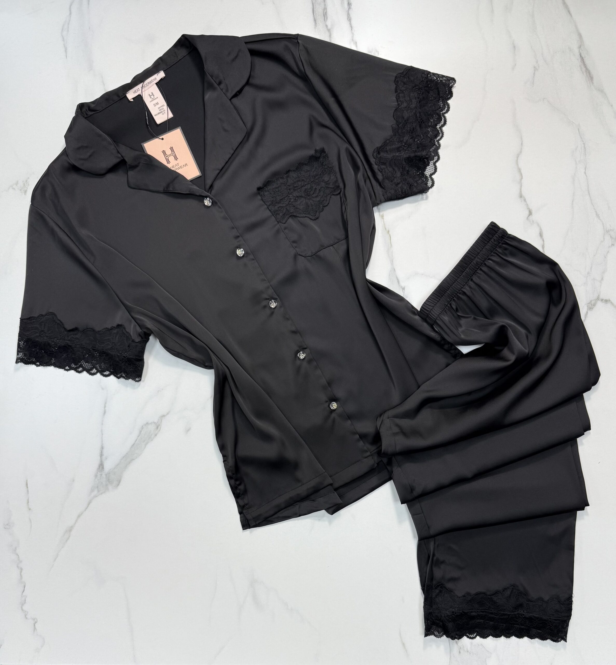 Pyjama boutonnée demi manche en satin "noir"