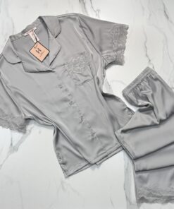 Pyjama boutonnée demi manche en satin "Gris"