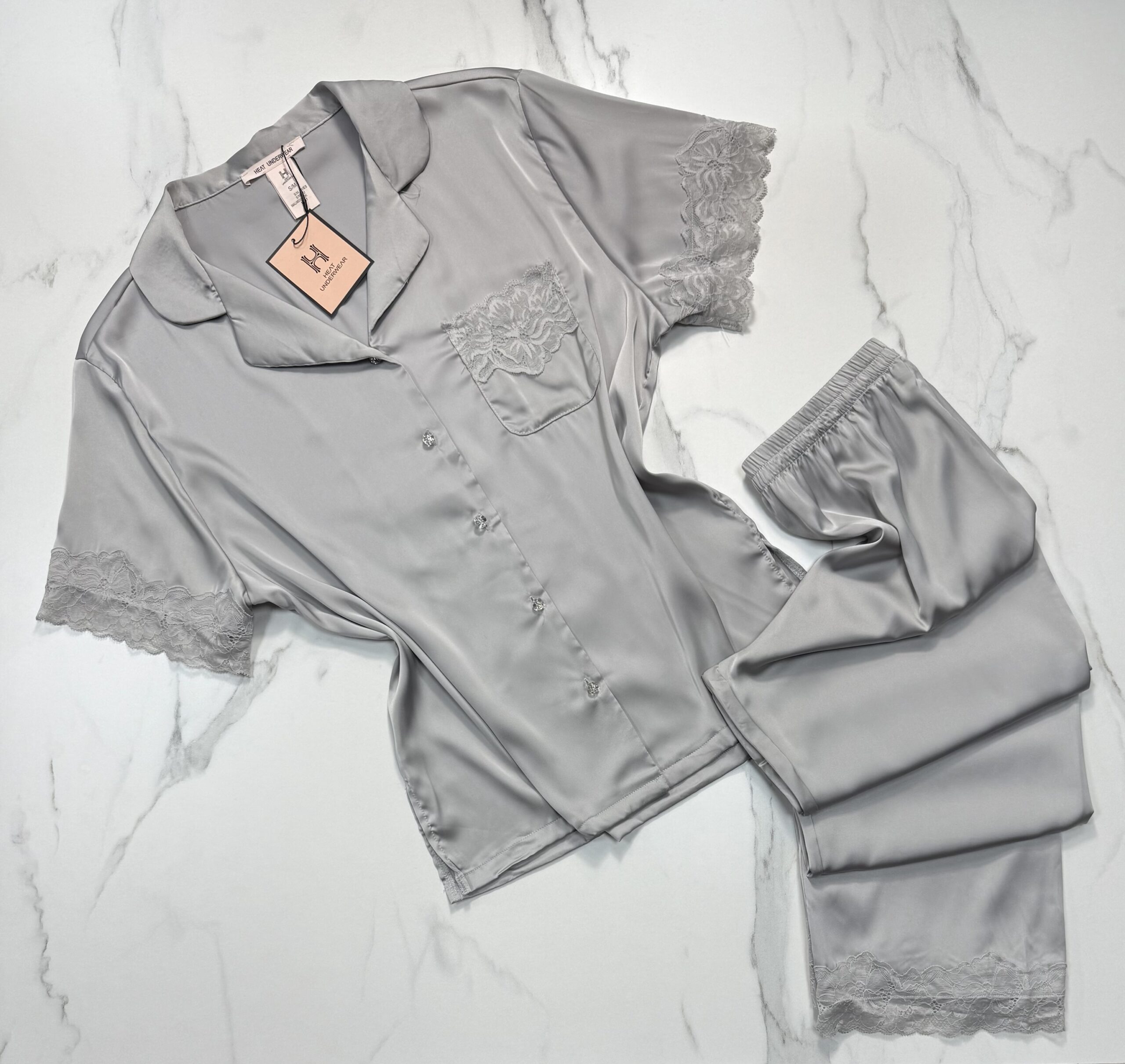 Pyjama boutonnée demi manche en satin "Gris"