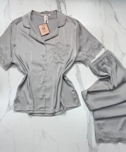 Alternative view of Pyjama boutonnée demi manche en satin "Gris"