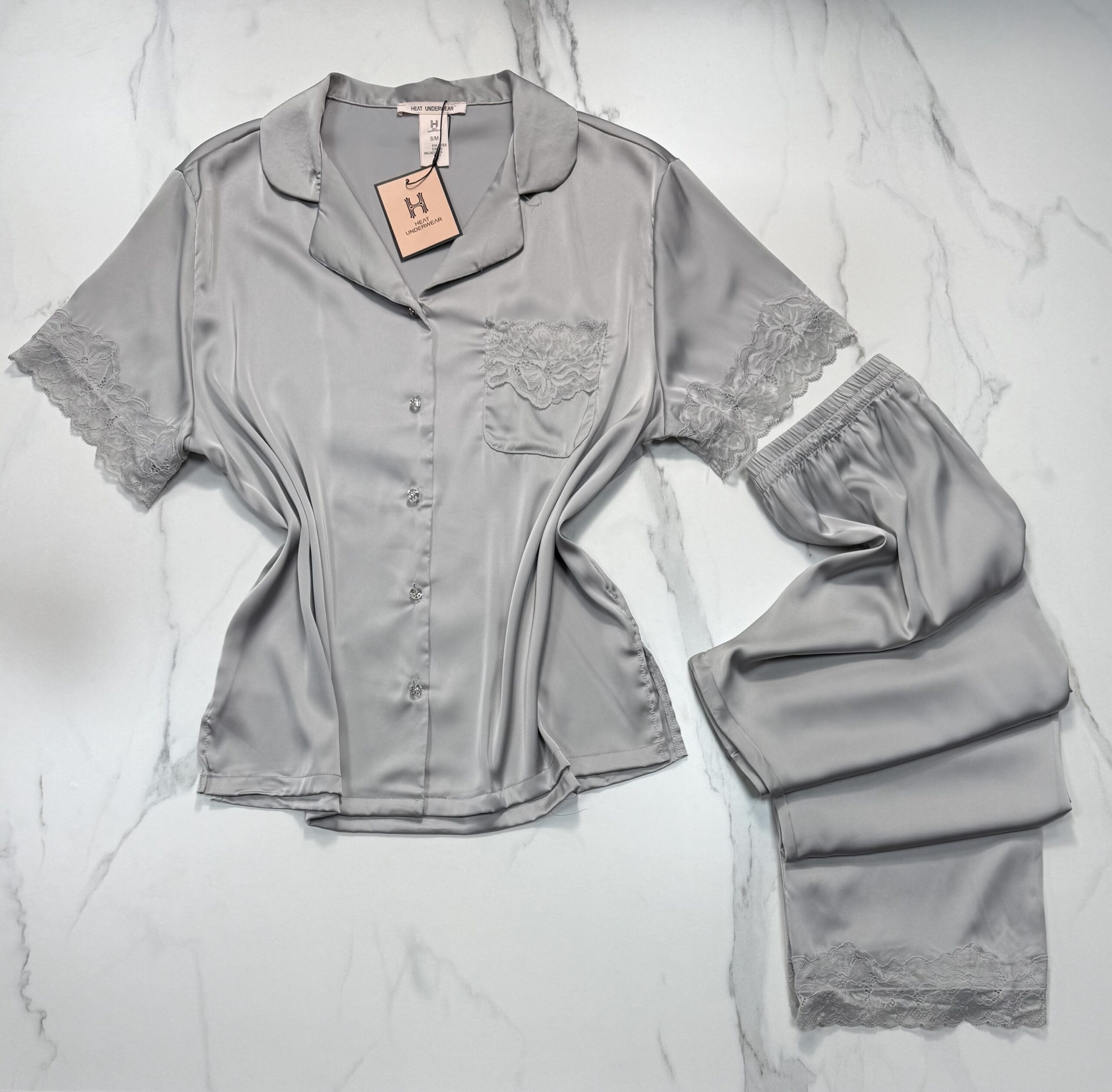 Pyjama boutonnée demi manche en satin "Gris" – Image 2