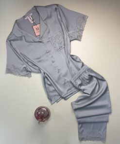 Pyjama boutonnée demi manche en satin "Gris"