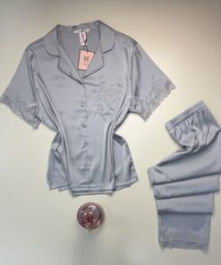 Alternative view of Pyjama boutonnée demi manche en satin "Gris"