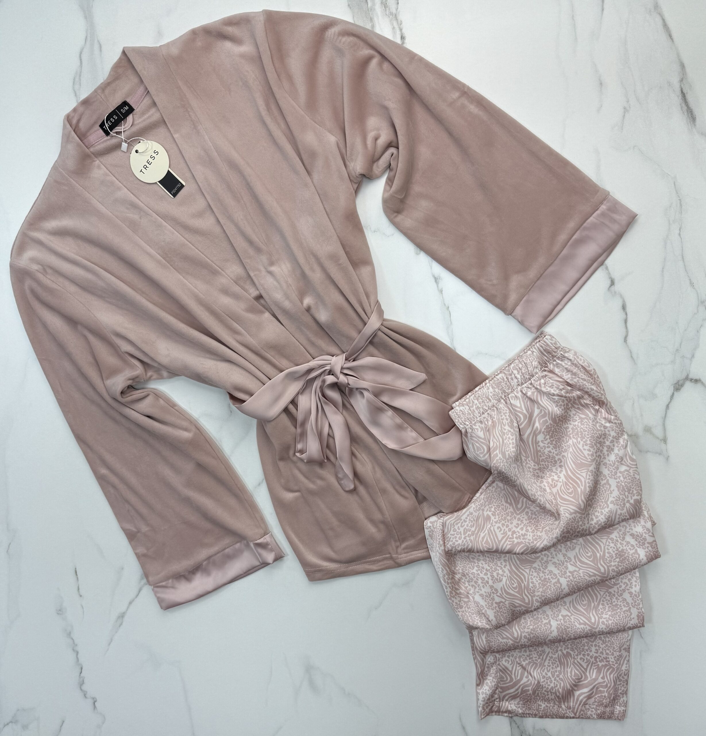 Pyjama 3 pcs en satin et kimono velours " Rose " – Image 3