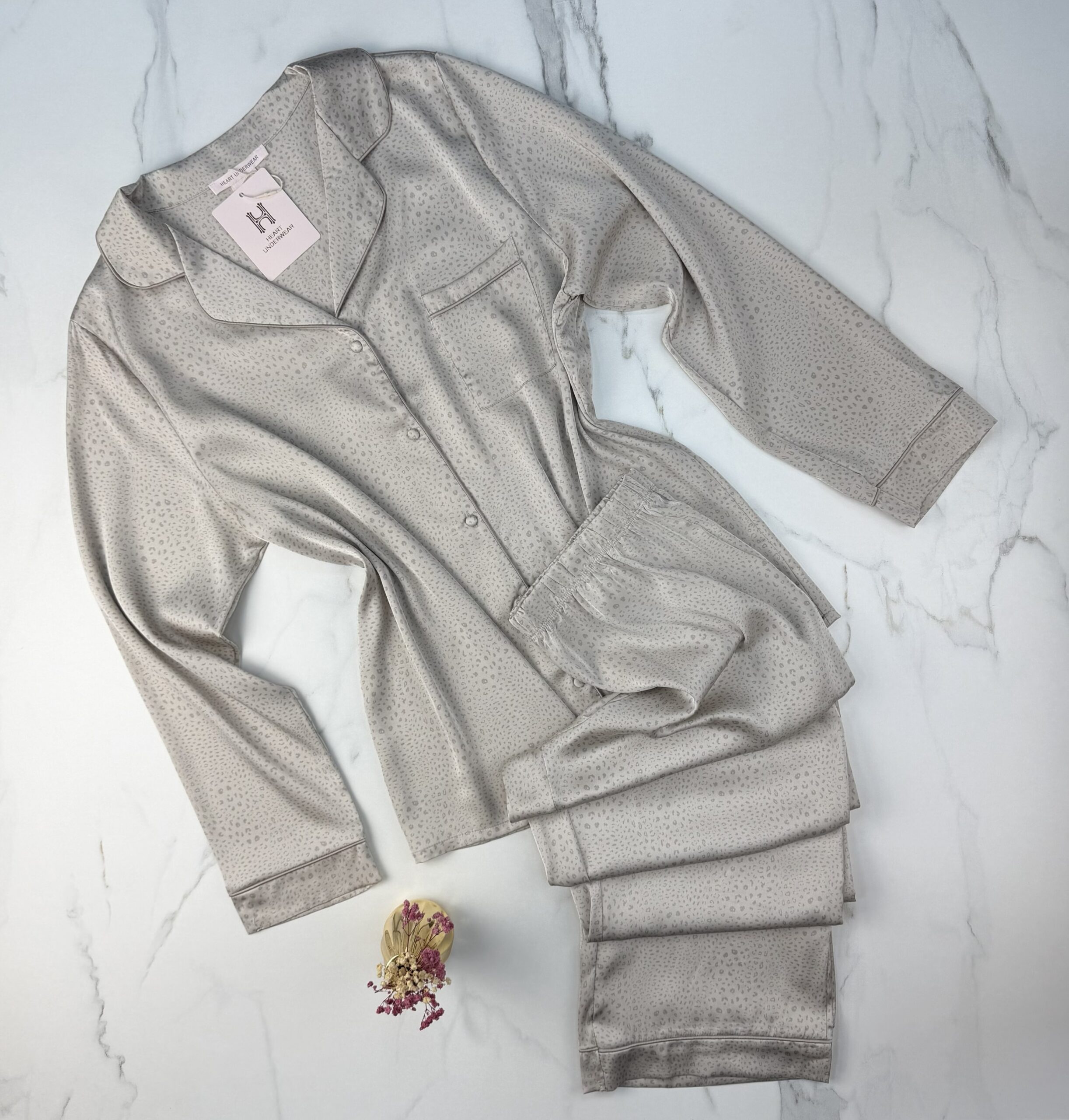 Pyjama boutonné en satin " Beige "