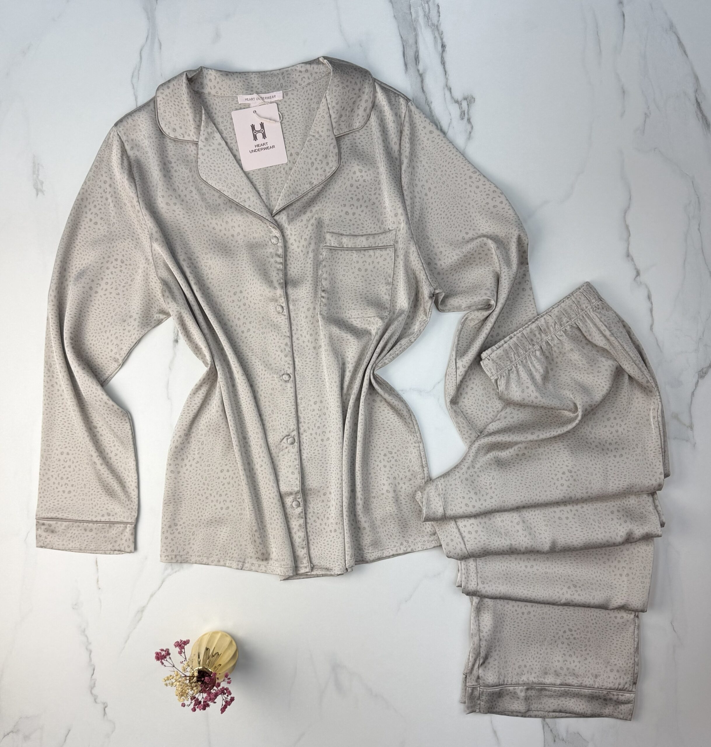 Pyjama boutonné en satin " Beige " – Image 3