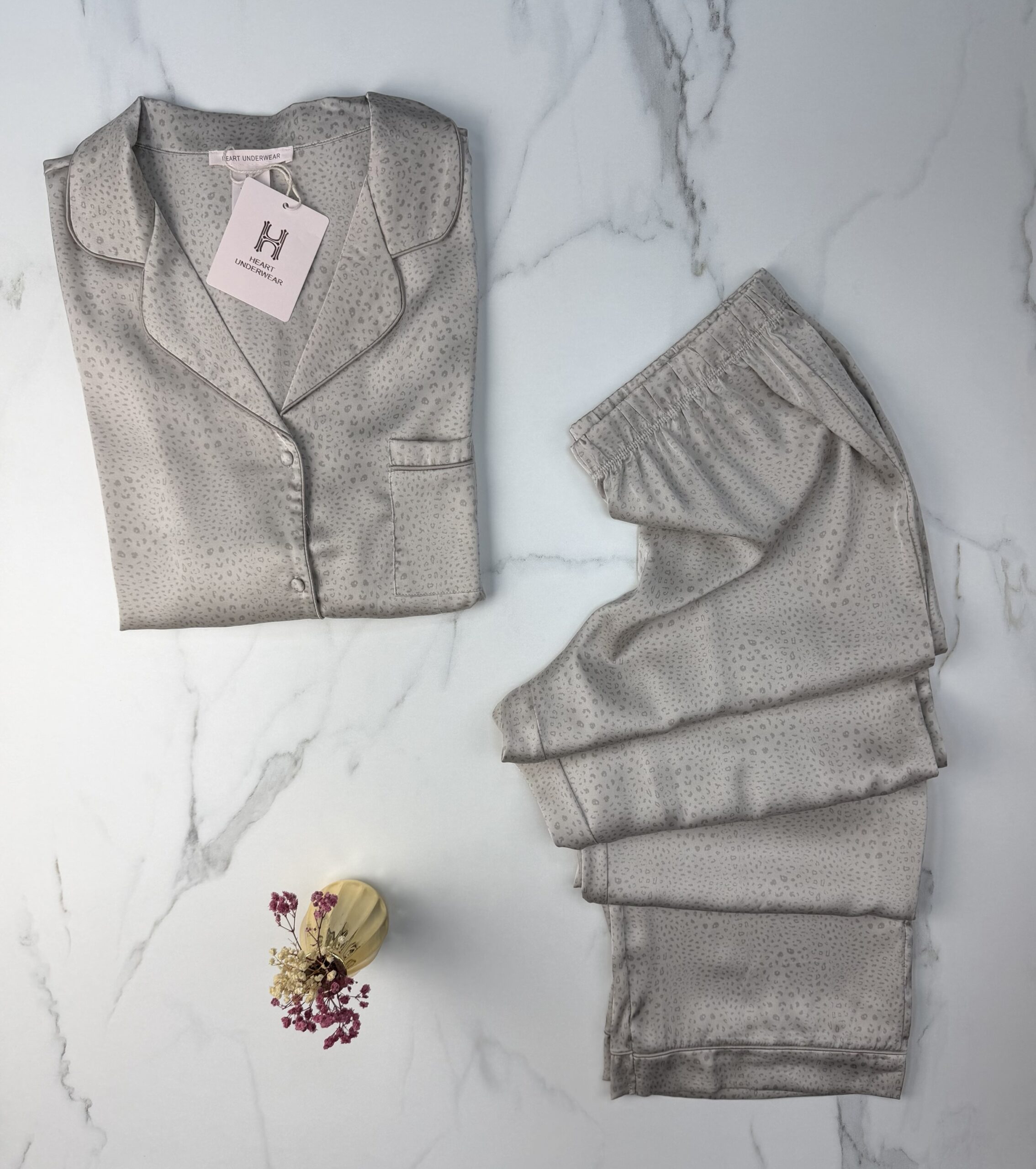 Pyjama boutonné en satin " Beige " – Image 2